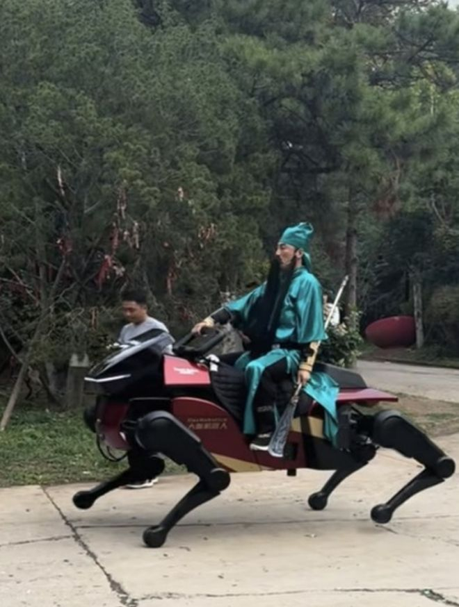 图1｜北京欢乐谷现场，关羽NPC骑乘骐骥X1