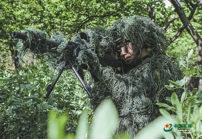 　　武警四川总队机动支队组织战术训练，狙击手潜伏待命。张小刚摄