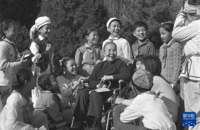 1981年11月，冰心在北京和小读者在一起。