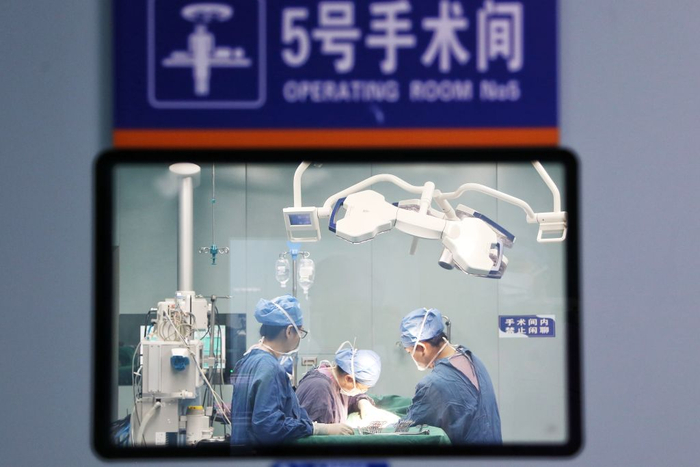 10月3日，医生在云南省个旧市人民医院手术室为患者进行手术。新华社发（薛莹莹 摄）