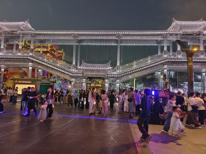 ▲游客夜游开封万岁山武侠城银丝古建筑 图据视觉中国