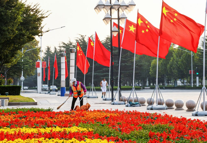 10月4日，环卫工人在山东省胶州市上海路清扫落叶。新华社发（王昭脉 摄）