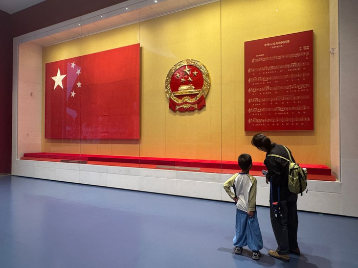 图为党史展览馆内“开国大典”展区的参观者。新华社记者胡了然 摄