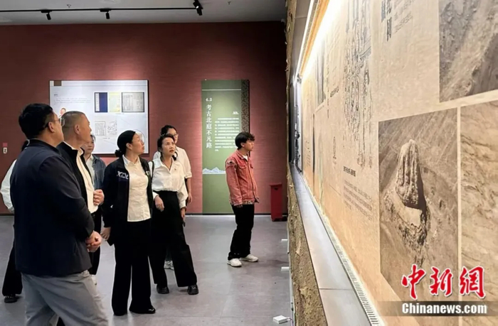 10月1日，游客在北庭古城遗址博物馆参观。钟丽萍 摄
