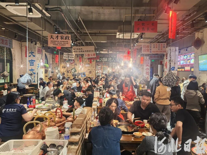 10月1日晚，位于临漳澳林城市之窗街区的徐升记火锅店内座无虚席。河北日报记者 冯阳摄