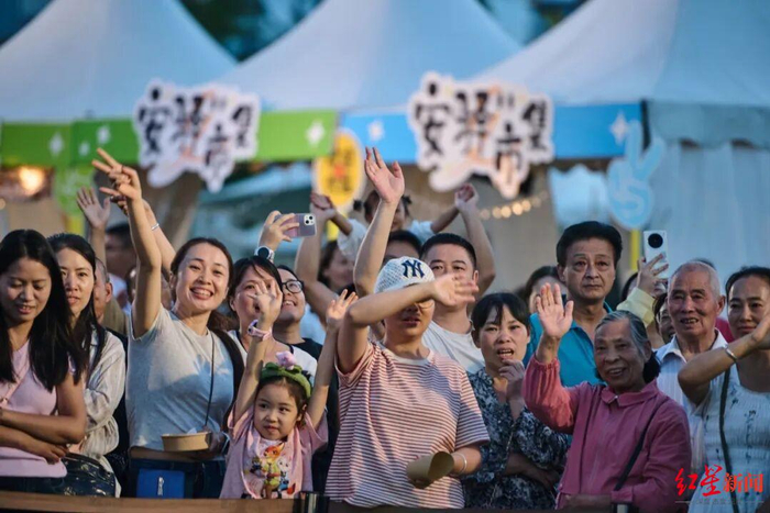 ▲“东安湖星遇现场”薛之谦草坪音乐分享会现场