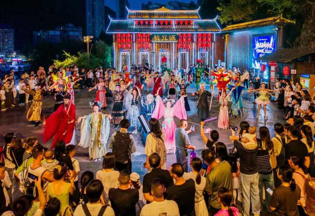 图为游客在桃花源景区体验“酉阳奇妙夜”活动。