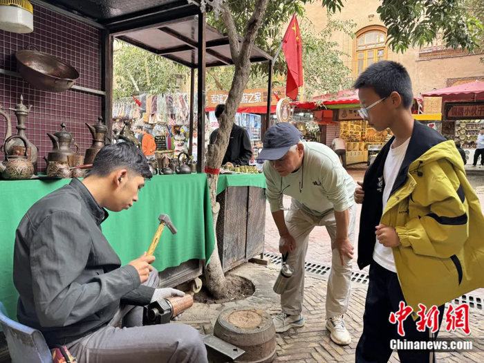 喀什古城街头的喀什传统铜器制作现场。贾志鹏 摄