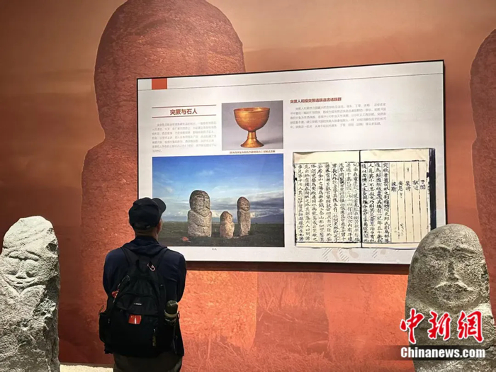 10月1日，游客在北庭古城遗址博物馆参观。钟丽萍 摄