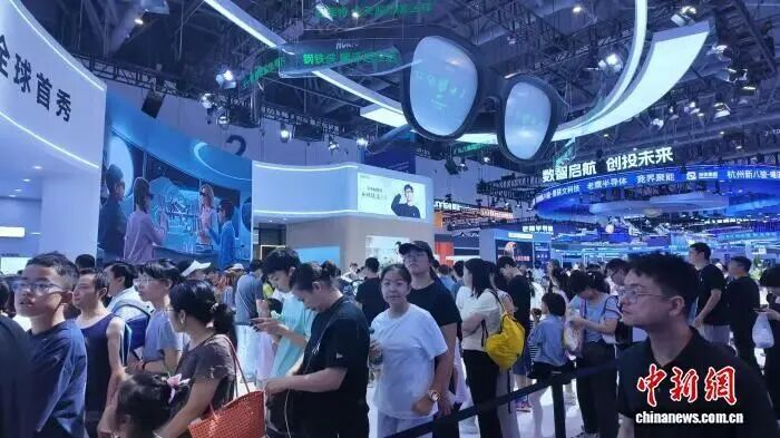 9月25日，中秋假期首日，第五届数贸会迎来观展热潮。图为观众排队体验智能眼镜。奚金燕 摄