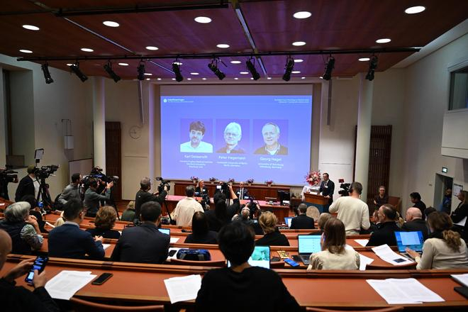 　　这是10月5日在瑞典斯德哥尔摩拍摄的2026年诺贝尔生理学或医学奖公布现场。新华社记者 吕优 摄