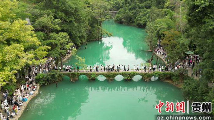 小七孔景区游人如织。韦轩宇摄
