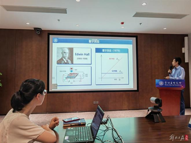李听昕（右）在李所作学术报告。徐瑞哲 摄