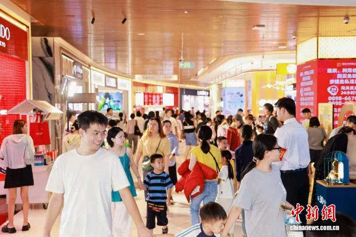 国庆假期，位于海口的海控全球精品免税城多个品牌落地，促销活动丰富，汇聚人气。海控全球精品免税城 供图