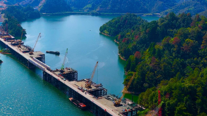 图为建设中的杭淳开杭州段木瓜岭大桥