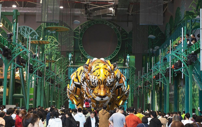 10月1日，在沈阳虎啸街文商旅综合体，游客观看机械巨兽“巨虎东东”表演。 新华社记者 李钢 摄