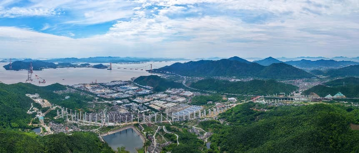 图为建设中的甬舟高速复线一期西堠特大桥