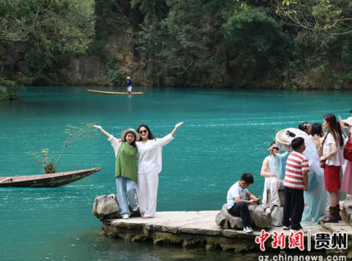 小七孔景区游人如织。