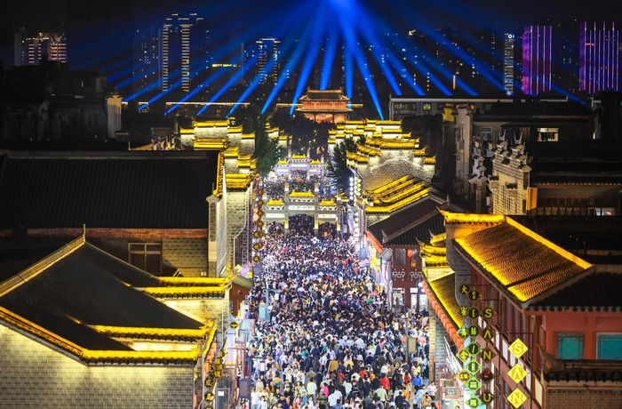 10月4日，游客在湖北省襄阳古城游玩赏景。 新华社发（杨东摄）