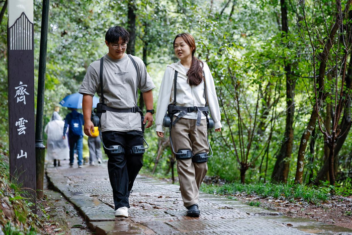 10月2日，游客穿戴外骨骼机器人在齐云山景区登山。新华社发（施亚磊摄）
