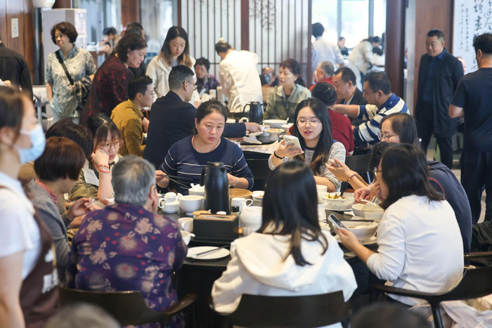 10月4日，人们在江苏泰兴一家餐馆品尝早茶。 新华社发（顾继红摄）