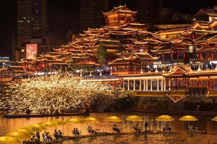 10月3日，游客在湖北省恩施土家族苗族自治州宣恩县欣赏夜景。 新华社发（陈绪开摄）