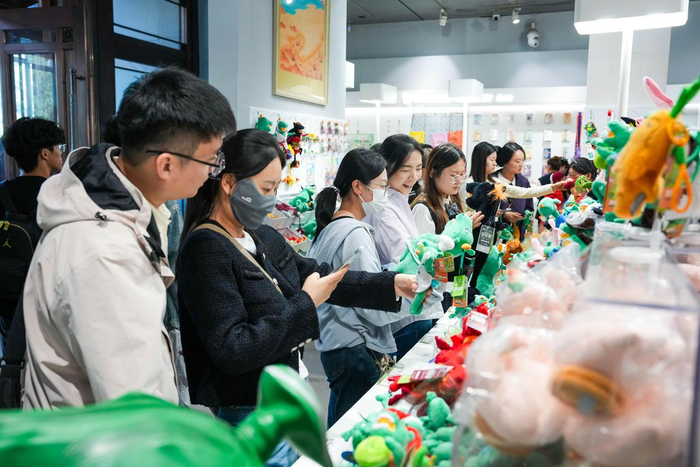 10月4日，游客在甘肃省博物馆文创商店挑选“马踏飞燕”玩偶。 新华社记者 郎兵兵 摄