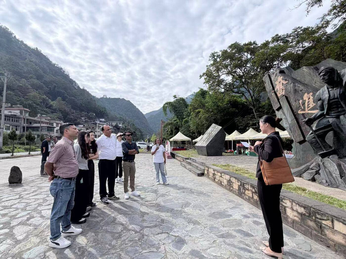 尼泊尔多迪市代表团在福贡县实地参访乡村振兴项目。