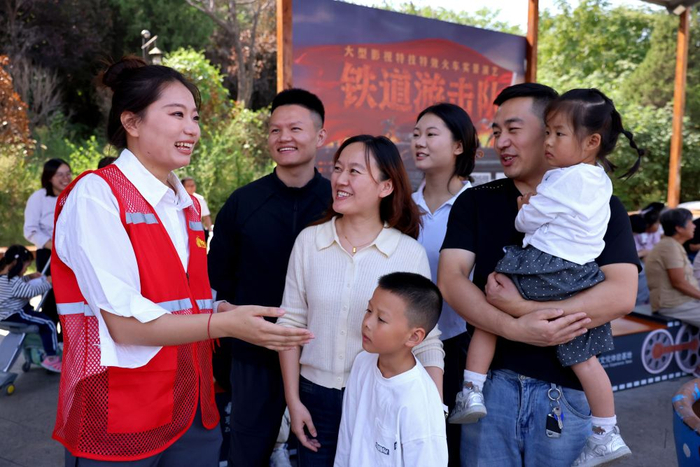 10月2日，在山东省枣庄铁道游击队景区，工作人员（左一）为游客提供咨询服务。新华社发（孙中喆 摄）