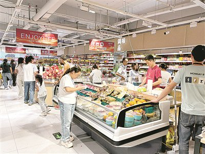 图为10月1日，园区职工在龙山优玛超市选购商品。