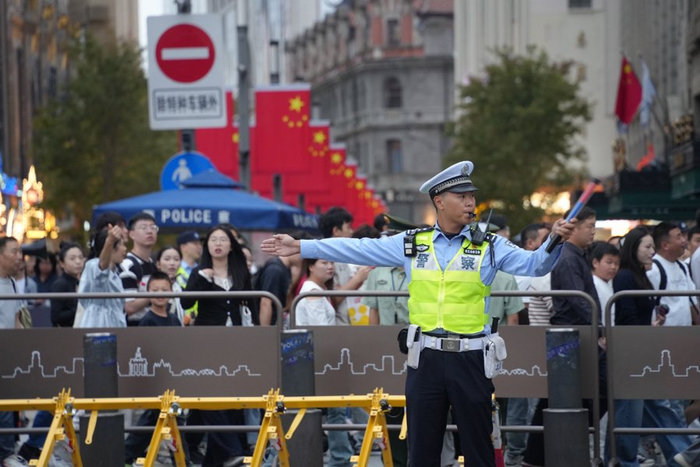 10月1日傍晚，黄浦交警李佳梁正在外滩执勤。黄浦公安分局供图