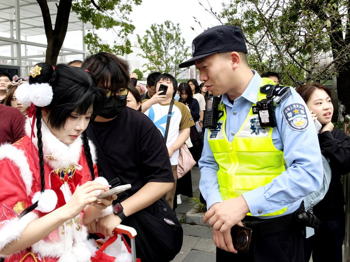杨浦民警在活动现场为群众提供服务。杨浦公安分局供图