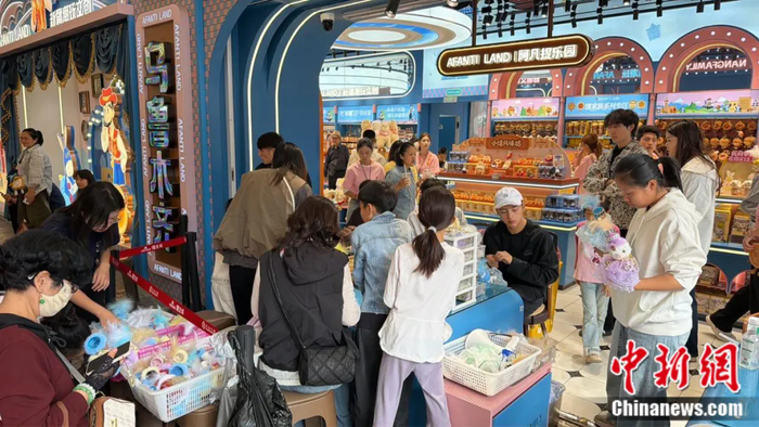10月1日，新疆国际大巴扎内的文创摊位吸引不少游客。储旭 摄