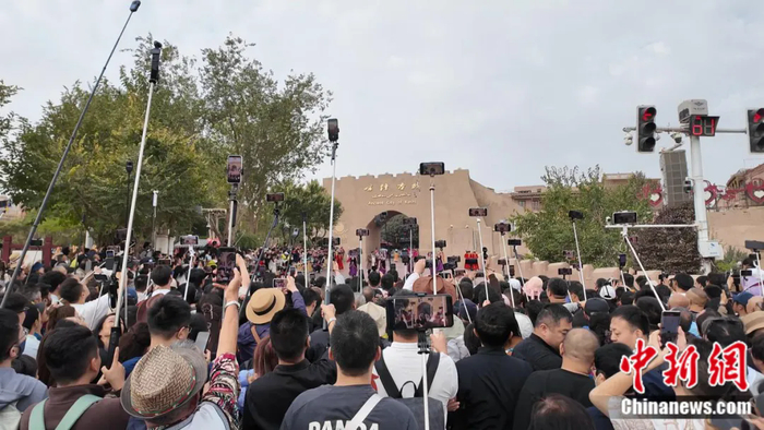 10月1日，喀什古城开城仪式吸引大批游客。贾志鹏 摄