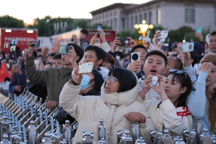 10月1日清晨，隆重的升国旗仪式在北京天安门广场举行，庆祝中华人民共和国成立77周年。新华社记者 谢晗 摄