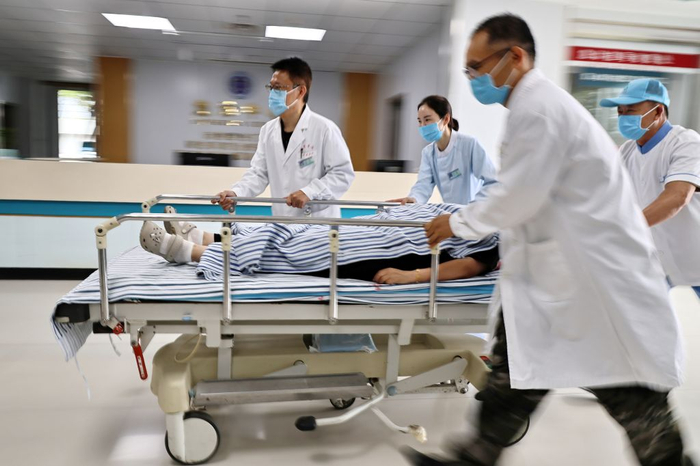 10月3日，在浙江省嘉兴市南湖区，海警医院急诊医学科医护人员接诊急救病人。新华社发（金鹏 摄）