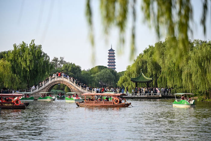 10月2日，游客在江苏扬州瘦西湖风景区游览。新华社记者 陈晔华 摄