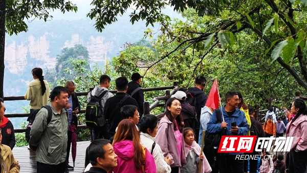 在张家界，天气转好后的国家森林公园迎来客流高峰。