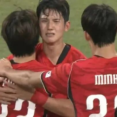 韩国U23战胜日本U23连续4届夺得亚运男足金牌，韩国球员喜极而泣。图源：看看新闻