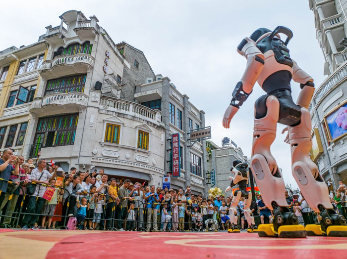 10月1日，在广西梧州骑楼城，机器人表演吸引游客驻足观看。新华社发（何华文 摄）
