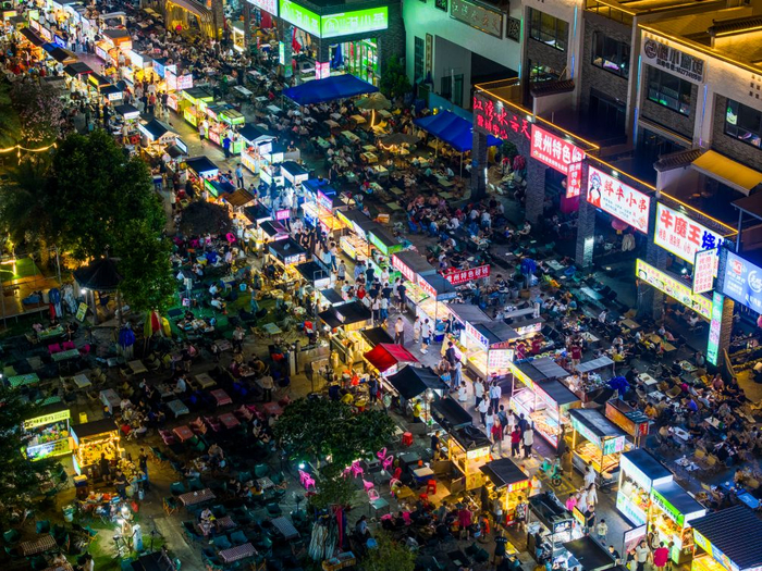 10月2日晚，人们在广西梧州市水云天夜市品尝小吃。新华社发（何华文 摄）