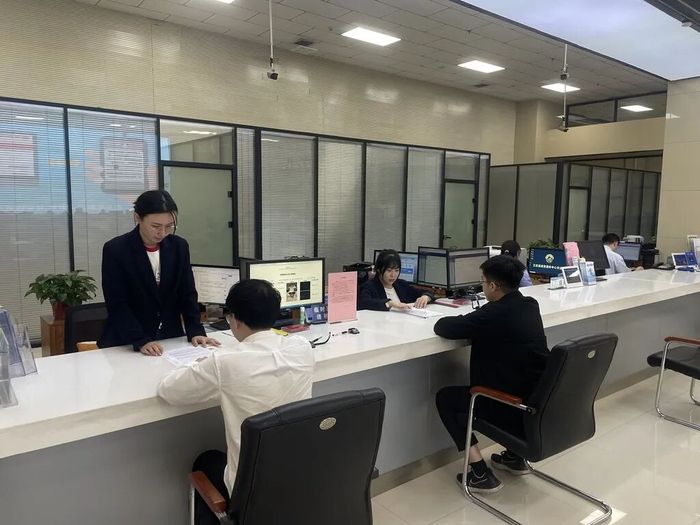 近日，正定县政务服务中心企业全生命周期服务区内，工作人员正在为企业办理相关业务。正定县政务服务中心供图