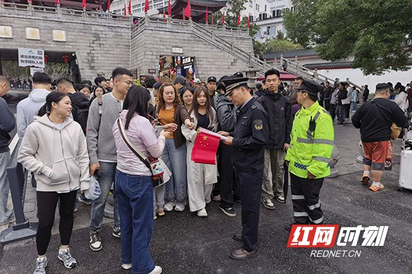为游客、市民提供路线指引、政策问询解答等贴心帮助。