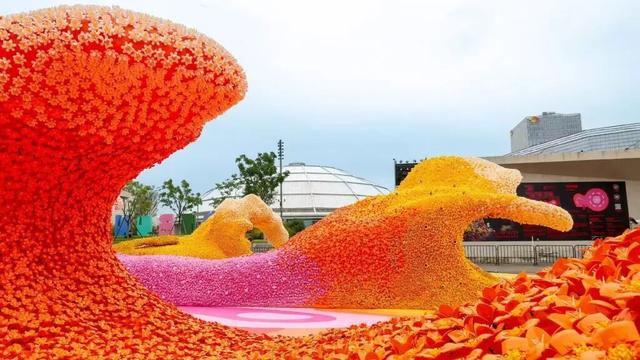 10月1日，上海油罐艺术中心，38万多乐高花卉拼成巨大的花浪。受访者供图 
