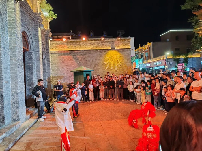 好南关文化街区的机器人表演。王芳摄