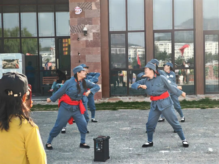 抗大1940街区沉浸式表演。受访者供图