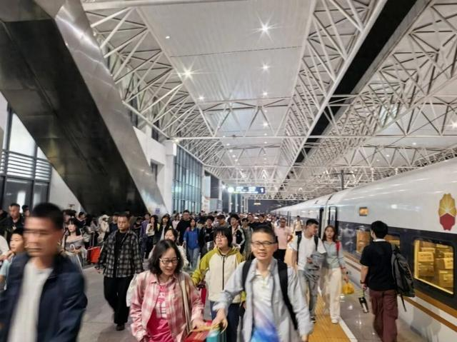 嘉兴南站夜间终到车大客流，牟忠尧摄 