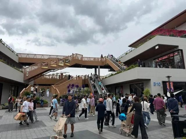 国庆假期期间，青浦奥特莱斯迎来大客流。受访者 供图 