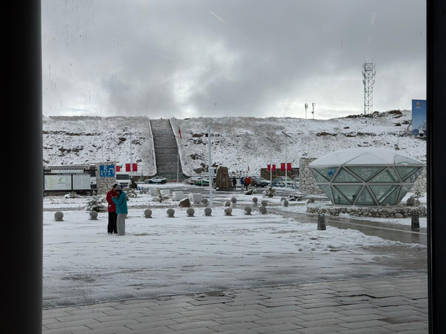 △亚丁机场的雪