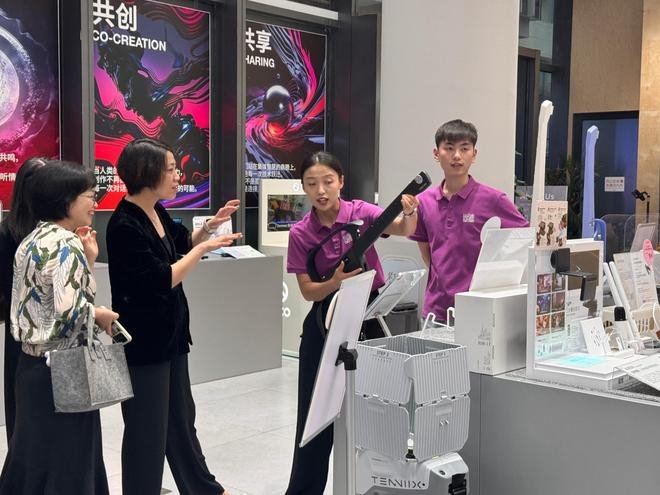 　　在上海Z·Pilot AI黑科技体验空间，工作人员向消费者展示无弦吉他。新华社发（王佳琦 摄）